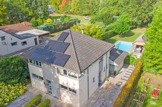 <div>
<div>
<div>
<div>
<div>
<div>
<p>Voor meer info van deze woning of een gratis waardebepaling van je eigen woning: 016 199 340 of jordi.broes@homixx.be.<br />Voor een volledige fotoreeks en de volledige tekst: www.homixx.be<br /><br />Deze prachtige imposante villa met zwembad bevindt zich op een ruim perceel van 1.285 m² in een rustige, groene omgeving.<br />De woning is gebouwd in 2004 en voorzien van een prachtig zwembad (2010) met warmtepomp (2022) en een poolhouse (2010).<br />De voorbije jaren werd deze zeer ruime woning zorgvuldig onderhouden en gerenoveerd. <br />Met een bewoonbare oppervlakte van +/- 219 m², 25 m² zolder en de poolhouse van een 22 m² biedt ze alle comfort voor een gezin dat ruimte, rust en energiezuinigheid weet te waarderen.</p>
<p>Binnenin verwelkomt de woning u met een ruime inkomhal en een lichtrijke leefruimte met grote raampartijen en een sfeervolle spekkachel/houtkachel, die warmte en gezelligheid biedt. <br />De volledig uitgeruste keuken van 2022 beschikt over moderne toestellen en een mooi keukeneiland en vormt het hart van de woning. <br />Daarnaast is er een praktijkruimte met aparte ingang die vroeger dienst deed als kinékabinet, maar ook ideaal is als kantoor of hobbyruimte. <br />Verder telt de woning vier slaapkamers, één badkamer met ligbad, inloopdouche, dubbele lavabo en maar liefst 4 wc's hetgeen voldoende plaats en praktisch comfort biedt voor het hele gezin.<br />De zolderruimte kan uitgebreid worden naar nog 1 extra slaapkamer.</p>
<p>De woning wordt verwarmd op stookolie via radiatoren, maar er is aardgas aanwezig in de straat, waardoor een eenvoudige overstap naar aardgas (of warmtepompen) mogelijk is.<br />Hierboven beschikt de woning over 18 zonnepanelen van 2023 met een vermogen van 6.000 Wp, waardoor u kunt genieten van een lager energieverbruik en een gunstig energiepeil. <br />Het EPC-label is een gunstige B met een score van slechts 196 kWh/m²/jaar. <br />De aluminium ramen zijn voorzien van HR-beglazing en zowel de zolder alsook het dak zijn beiden volledig geïsoleerd.<br />Een alarminstallatie geeft een gerust gemoed.</p>
<p>De royale tuin is een ware troef: een groene, onderhoudsvriendelijke oase met een zwembad, poolhouse, overdekt terras, douche en toilet, perfect om te ontspannen of gasten te ontvangen. <br />Op het perceel is er voldoende plaats om meerdere wagens te parkeren. <br />Verder beschikt de woning over een regenwaterput van 5.000 liter, een septische put, en alle nodige aansluitingen en vergunningen zijn in orde.</p>
<p>Deze woning is instapklaar, uitstekend onderhouden en combineert het beste van twee werelden: rustig wonen in het groen (achteraan agrarisch gebied) met moderne voorzieningen en energiezuinige technieken. <br />Een unieke kans voor wie op zoek is naar een kwaliteitsvolle woning met zwembad in een aangename en rustige omgeving.</p>
<p></p>
</div>
</div>
</div>
</div>
</div>
</div>