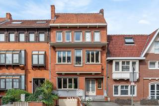 Dit charmante herenhuis van 225 m² ligt op wandelafstand van het centrum van Hasselt en combineert karakter met modern comfort. Op het gelijkvloers...