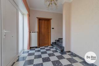 EERSTE BEZOEKDAG ZATERDAG 22/08 VAN 10U TOT 14U (enkel op afspraak!)<br /><br />ERONDEGEM - Deze te renoveren, solide woning met 3 slaapkamers bevindt zich nabij het gezellige dorp van Erondegem. De ligging van dit pand is bijzonder aantrekkelijk met alle voorzieningen zoals station, scholen, winkels, openbaar vervoer,...in de buurt. Belangrijke invalswegen en op-en afrit E40 bevinden zich in de directe omgeving.<br /><br />Naar indeling toe beschikt de woning op het gelijkvloers over een inkomhal, een woonkamer, een eetplaats, een keuken, een badkamer, een apart toilet en een eerste inpandige garage. Op de eerste verdieping bevinden zich de nachthal, drie slaapkamers en een berging. Verder is er ook nog een ruime, droge kelder en een zolder.<br /><br />De gezellige tuin en de mooie breedte van het perceel zijn de grootste troeven. Buiten is er ook nog een tweede garage aanwezig.<br /><br />Kortom, bent u op zoek naar een te renoveren woning met 3 kamers met veel potentieel, gelegen op een uitstekende locatie te Erondegem? Aarzel dan niet en maak snel uw afspraak! Voor meer info of bezoek 053/60.65.60.<br /><br />De vermelde prijs is een richtprijs. Na ontvangst van de biedingen zal de verkoper beslissen of hij de eigendom verkoopt aan het beste bod. De richtprijs is aldus niet bindend voor de verkoper. Voor meer info kunt u ons contacteren of het reglement raadplegen op onze website.
