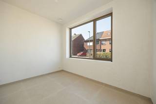 <p><span>U parkeert op de ruime autostaanplaats van deze nieuwbouwwoning (verkoop onder btw-stelsel, 21% btw van toepassing) en hebt vervolgens de keuze tussen de voordeur en een praktische zij-ingang via de wasplaats (aanpalende berging). Ondertussen is uw oog gevallen op de lange betonnen gevelsteen (gelijmd), het witte sierpleisterwerk en de kabel voor uw toekomstige laadpaal. Alles aan deze BEN-woning is royaal bemeten: van de ruime hal en nachthal tot het bureel (met UTP-aansluiting), de kamers en de toiletten, inclusief de L-vormige living met hoog plafond die aansluit op de open keuken met eiland. In de keuken wordt gewerkt met kwaliteitsapparaten en het contrast tussen hout en witte oppervlakken. De circa 7m brede raampartij kijkt uit op een 8m breed terras en een diepe, omheinde tuin (grasveld). Degelijkheid van materialen staat voorop: donkerbeige alu-ramen, trappen bekleed met zwart composiet, grote grijze tegels, algemene vloerverwarming, warmtepomp, 12 zonnepanelen en volledig afgewerkte geprofileerde binnendeuren met 3 stevige scharnieren. De badkamer op de eerste verdieping omvat een acrylbad, een groot dubbel lavabomeubel en een inloopdouche. De kamers met grote ramen zijn voorzien van laminaat. Onder dak staan nog eens 2 flink uit de kluiten gewassen kamers ter beschikking, die beschikken over een eigen badkamer, incl. inloopdouche (glazen wand), hangtoilet en dubbel meubel. U woont hier in een rustige straat, op wandelafstand van het dorpscentrum.</span></p><p><span> </span></p>