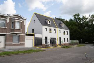 <p><span>Karaktervolle nieuwbouw BEN halfopen bebouwing, centraal gelegen nabij het charmante dorp Oud-Schilde.</span></p><p><span>Deze volledig afgewerkte woning met 225 m² bewoonbare oppervlakte combineert een praktische indeling met hedendaags comfort en biedt alle mogelijkheden om er uw eigen warme thuis van te maken.</span></p><p><span>Via de inkomhal met gastentoilet betreedt u de woning. Verder komt u in de ruime open leefruimte met volledig geïnstalleerde open keuken, voorzien van alle nodige toestellen. Aansluitend bevinden zich de eetkamer en de gezellige zithoek. Dankzij de grote raampartijen geniet u van een overvloed aan natuurlijk licht en een mooi uitzicht op de tuin, met directe toegang tot het terras.</span></p><p><span>Naast de garage bevindt zich een ruime berging met technische voorzieningen en aansluitingen voor wasmachine en droogkast.</span></p><p><span>Op de eerste verdieping vindt u twee slaapkamers (elks 11 m²) en een stijlvolle badkamer uitgerust met ligbad, douche, dubbel lavabomeubel en toilet. Beide slaapkamers beschikken bovendien over een praktische dressing of ingebouwde kastenwand.</span></p><p><span>De tweede verdieping omvat de derde (15m²) en vierde (13,75m²) slaapkamer, evenals een tweede badkamer met douche, lavabo en toilet. Tegenover de badkamer bevindt zich nog een extra bergruimte.</span></p><p><span>Algemeen: HR+ beglazing, zwart aluminium schrijnwerk, vloerverwarming, warmtepomp, zonnepanelen, een combinatie van overwegend parket en lichte tegelvloeren, energiezuinig met label A en een conforme elektrische keuring.</span></p><p><span>De tuin wordt volledig ingezaaid met gras en afgewerkt met een omheining.</span></p><p><span>Deze woning kan aangekocht worden aan 6% btw op de constructiewaarde (onder voorwaarden) en geniet bovendien van een vrijstelling van de onroerende voorheffing gedurende de eerste 5 jaar.</span></p><p><span>De woning is ideaal gelegen met een vlotte verbinding naar belangrijke uitvalswegen en de oprit van de E314.</span></p><p><span>Bent u op zoek naar een ruime, gezellige nieuwbouwwoning op een toplocatie? Contacteer ons gerust voor bijkomende informatie of plan vandaag nog uw bezoek aan de werf: www.buytaertimmo.be</span></p><p><span> </span></p>