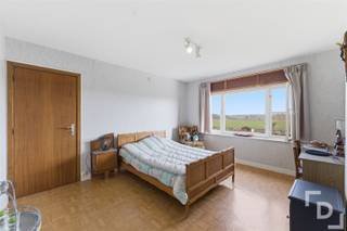 In de Dikkebusseweg vinden we deze te renoveren halfopen bebouwing.Deze stevig gebouwde woning geniet van een zeer ruim perceel van 972m²...