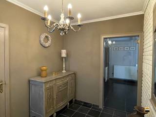 <p><span>Ruim gelijkvloers appartement van 131 m² op gunstige locatie</span></p><p><span>Op een rustige en aangename locatie, nabij de natuur en met een vlotte verbinding <br />naar de omliggende steden en belangrijke verbindingswegen, vinden we dit ruime <br />gelijkvloerse appartement met een bewoonbare oppervlakte van maar liefst 131 m².<br /><br /></span></p><p><span>U beschikt over een volledig afzonderlijke toegang en geniet dankzij de ruime oppervlaktes <br />en praktische indeling van een bijzonder aangenaam wooncomfort. Bij het betreden van het <br />appartement komen we in de inkomhal met toilet, die toegang verleent tot de een ruime <br />leefruimte met aansluitende keuken, waardoor een aangename en functionele woonomgeving <br />ontstaat. Verder omvat het appartement twee ruime slaapkamers en een badkamer. <br />Een bijkomende troef is het privatieve terras, waar men in alle rust van de buitenomgeving <br />kan genieten.</span></p><p><span>Ook op het vlak van afwerking werd gekozen voor kwaliteit en duurzaamheid. Zo is het<br />appartement onder meer voorzien van natuursteen, wat zorgt voor een stijlvolle en tijdloze <br />uitstraling. De verwarming gebeurt via een individuele stookolieketel. </span></p><p><span>Ook aan de praktische aspecten werd de nodige aandacht besteed. Zo beschikt U over een <br />eigen oprit, waar voertuigen op eigen terrein kunnen worden geparkeerd. Daarnaast beschikt <br />men over een privatieve berging in de kelderverdieping. Tevens is er een gemeenschappelijke<br />fietsenberging in de kelder. </span></p><p><span>Deze ruime gelijkvloerse woonentiteit is bijzonder geschikt voor wie op zoek is <br />naar comfortabel wonen op één niveau.</span></p>