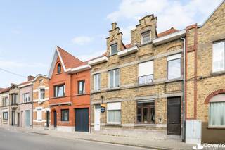 Centraal gelegen woning te koop in Roeselare met 2 slaapkamers en terras.<br /><br />Op zoek naar een centraal gelegen woning in Roeselare? Deze woning in de Molenstraat 8 beschikt over twee slaapkamers, een koer/terras en een zolderverdieping bereikbaar via een vaste trap.<br /><br /><u>Op het gelijkvloers</u> vindt u een inkomhal met een voorplaats die als salon kan worden ingericht, en een kelder. De woonkamer sluit aan op de keuken met ontbijthoek. Vanuit de keuken heeft u toegang tot de koer/het terras.<br /><br /><u>Op de eerste verdieping</u> leidt de nachthal naar twee slaapkamers en een badkamer met toilet en bad. Een vaste trap geeft toegang tot de zolderverdieping, die extra ruimte biedt.<br /><br />Wilt u deze woning te koop in het centrum van Roeselare ontdekken? Neem contact op voor meer informatie of een bezichtiging.<br /><br />EPC label F