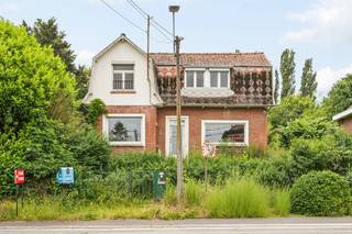 This house to renovate, with a pleasant garden, is well located and offers enormous potential.
Enclosed garden, practical driveway and solid home with many possibilities.
The property also includes a garage, as well as 3 additional garages at the rear.
Spacious, bright rooms and quality construction, ideal for those looking for a personal project.
Viewings by appointment with Immo Beguin: info@immobeguin.be