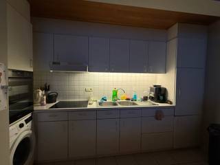 Instapklaar appartement in het centrum van TieltHet appartement bestaat uit een inkomhal met gastentoilet, een lichtrijke living met ingerichte open...
