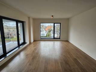 Dit recent gerenoveerd appartement op de tweede verdieping (met lift) geniet de volgende indeling: inkomhal, apart toilet, leefruimte met...