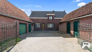 OUDENAARDE - Te renoveren hoeve +/-50are<br /><br />Bent u op zoek naar een eigendom met een uitzonderlijke ligging en een zee aan ruimte? Dan is deze woning op een perceel van ongeveer 50 are zeker een bezoek waard.<br /><br />Op het gelijkvloers bevinden zich een eetkamer, een aparte tv-kamer, een functionele keuken, twee slaapkamers en een badkamer. Via de vaste trap bereikt u de ruime zolderverdieping, die nog volledig kan worden ingericht. Hierdoor biedt de woning heel wat uitbreidingsmogelijkheden, zoals extra slaapkamers, een bureau of een hobbyruimte.<br /><br />Een absolute meerwaarde zijn de ruime bijgebouwen. Zo beschikt de eigendom over een loods van 225 m², een aanbouw/stalling en andere bijgebouwen. Deze ruimtes bieden tal van mogelijkheden voor opslag, hobby's of beroepsmatige activiteiten, voor zover de geldende stedenbouwkundige voorschriften dit toelaten.<br /><br />De unieke ligging op een perceel van circa 50 are zorgt voor een oase van rust, privacy en een prachtig open uitzicht. Een eigendom met bijzonder veel potentieel voor wie op zoek is naar ruimte en een landelijke omgeving.<br /><br />Opgelet: momenteel wordt bij de bevoegde instanties nog bevestigd welke stedenbouwkundige bestemming op deze eigendom van toepassing is. De mogelijkheden voor het gebruik van de woning en de bijgebouwen zijn afhankelijk van deze officiële bevestiging. Meer informatie is beschikbaar zodra het stedenbouwkundig attest of de bevestiging van de gemeente ontvangen is.<br /><br />Bij verdere vragen of om een bezoek te plannen, aarzel niet om ons te contacteren: 053/60.65.66<br /><br />De vermelde prijs is een richtprijs. Na ontvangst van de biedingen zal de verkoper beslissen of hij/zij de eigendom verkoopt aan het beste bod. De richtprijs is aldus niet bindend voor de verkoper. Voor meer info kunt u ons contacteren of het reglement raadplegen op onze website.