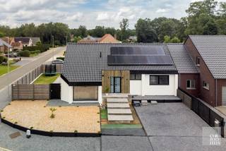 INDELING<br /><br />Bij het betreden van de woning komt u in een ruime inkomhal met vestiaire en gastentoilet. Op het gelijkvloers bevindt zich tevens de masterbedroom, uitgerust met inbouwkasten en een ensuite badkamer, wat bijdraagt aan optimaal wooncomfort. Via een glazen deur bereikt u de eetkamer, die als subtiele scheiding fungeert tussen de gezellige zithoek met pelletkachel en de maatwerkkeuken. De grote raampartijen zorgen voor een aangename lichtinval en geven rechtstreekse toegang tot het ruime terras.<br /><br />Daarnaast beschikt de woning over een praktische kelder met extra bergruimte en aansluitingen voor wasmachine en droogkast.<br /><br />Op de verdieping leidt de nachthal naar slaapkamers twee en drie en de tweede badkamer.<br /><br />De volledig omheinde tuin is voorzien van een aangenaam terras en een tuinhuis. De oprit biedt plaats aan twee wagens.<br /><br /><br />AFWERKING<br /><br />De op maat gemaakte eiken keuken is afgewerkt met een arduin werkblad en uitgerust met kwalitatieve inbouwtoestellen, waaronder een koelkast met vriesvak, aparte diepvriezer, kookplaat met gas-, inductie- en grillfunctie, geïntegreerde dampkap, stoomoven, microgolfoven, dubbele spoelbak en vaatwasser.<br /><br />Badkamer 1 beschikt over een ligbad, inloopdouche en een dubbele wastafel in meubel.<br />Badkamer 2 is ingericht met een inloopdouche, een enkele wastafel in meubel en een toilet.<br /><br />Op het gelijkvloers zijn vloertegels van 90 × 90 cm voorzien, terwijl de verdieping is afgewerkt met laminaat.