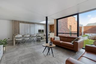 In het centrum van wetteren bevindt zich dit instapklaar huis. De woning onderging een grondige renovatie waarbij modern comfort en een gezellige sfeer centraal staan,de woning is gelegen in een woonerf,op wandelafstand van scholen winkels en station.Indeling van de woning.:-inkomhal met dressing -garage 20m2-sfeervolle woonkamer met open keuken 50m2-appart toilet-moderne badkamer met kwalitatief afwerking 12m2- gezellige stadstuin met terras 50m2Boven- 4 volwaardige slaapkamers van 14 m2-appart toilet - grote zolderruimte met mogelijkheden 60m2Het dak is voorzien van 12 zonnepanelen van elk 560De algemene voorwaarden van Dewaele DIY kunt u steeds raadplegen via dewaele.com.Bestuursmaatregelen in het maatregelenregister: nee