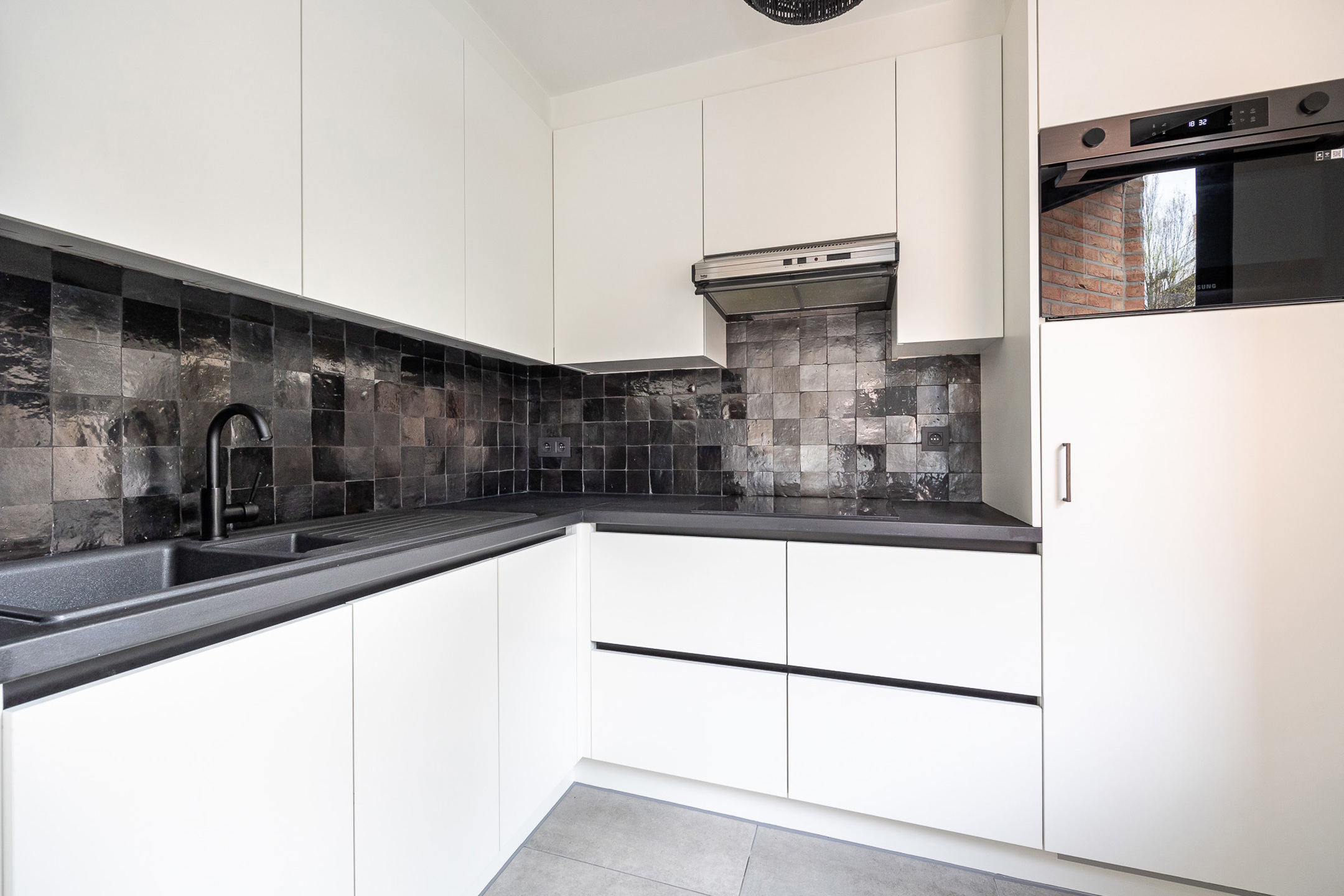 Gelijkvloers appartement met 2 slaapkamers en garage. - foto 3