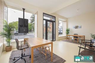 <p><span>Op zoek naar een instapklaar handelspand als investering?</span></p><p><span>Op een zichtbare hoeklocatie aan de </span><span>Kioskplaats 125 in Hoboken</span><span> bevindt zich dit volledig gerenoveerde handelsgelijkvloers met een totale oppervlakte van </span><span>48 m²</span><span>. Het pand werd in </span><span>2023 totaal gerenoveerd</span><span> en beschikt over een </span><span>EPC-label B</span><span> en verwarming via </span><span>warmtepomp</span><span>.</span></p><p><span>De ruimte is momenteel verhuurd aan </span><span>1.092/maand</span><span>, waarbij de huurder blijft. Dit resulteert in een aantrekkelijk rendement van </span><span>4,69%</span><span>, wat het pand interessant maakt voor investeerders die op zoek zijn naar een zorgeloze opbrengsteigendom.</span></p><p><span>Indeling:</span></p><p><span>Aan de voorzijde bevindt zich een onthaalruimte met twee bureautafels. Verder is er een aparte vergaderruimte en een geïnstalleerde keuken/cafetaria met printhoek. Van hieruit is er toegang tot het toilet en de berging.</span></p><p><span>Grootste troeven:</span></p><ul><li><span>Hoekpand met goede zichtbaarheid</span></li><li><span>Totaal gerenoveerd in 2023</span></li><li><span>EPC B</span></li><li><span>Verwarming via warmtepomp</span></li><li><span>Geïnstalleerde keuken</span></li><li><span>Huurder blijft aanwezig</span></li><li><span>Rendement van 4,69%</span></li></ul><p><span>Voor meer informatie kan u terecht bij Area Partners: </span><span><span>Info@area.be</span></span><span> of </span><span>03/284.60.60</span><span>.</span></p>