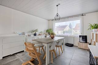 <p>Aan de Oude Baan 26 in Tessenderlo-Ham bevindt zich deze verzorgde en gedeeltelijk gerenoveerde open bebouwing. De woning is gelegen op een ruim perceel van 8a02ca en beschikt over een bewoonbare oppervlakte van circa 155 m². Dankzij de rustige ligging en het aangename uitzicht op het omliggende groen is dit een ideale woning voor wie ruimte en privacy zoekt.<br /><br />Op het gelijkvloers vindt u een ruime en lichtrijke leefruimte met aansluitend de ingerichte keuken. Verder beschikt deze verdieping over een vernieuwde badkamer met inloopdouche, een afzonderlijk toilet en een praktische berg- en wasruimte.<br /><br />De verdieping omvat drie slaapkamers, waarvan twee ruime kamers, waarvan één momenteel als bureau is ingericht. Daarnaast is er boven een tweede afzonderlijk toilet aanwezig.<br /><br />Achteraan sluit het terras mooi aan op de ruime tuin. Hier kunt u in alle rust genieten van het open en groene uitzicht. Op het perceel is bovendien voldoende parkeergelegenheid aanwezig.<br /><br />De woning is pas beschikbaar in de zomer van 2027. <br /><br />Troeven van deze woning:<br /><br />- Zeer rustig gelegen met uitzicht op het groen<br />- Open bebouwing op een perceel van 8a02ca<br />- Circa 155 m² bewoonbare oppervlakte<br />- Drie slaapkamers, waarvan twee ruime<br />- Vernieuwde badkamer met inloopdouche<br />- Praktische berg- en wasruimte<br />- Terras en ruime tuin<br />- Conforme elektrische installatie<br /><br />Meer info? Contacteer Michiel Steegen via michiel@vestio.com of bel naar 0478 30 04 25.<br /> </p>