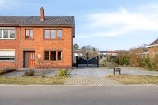 [[ DIT PAND NEEMT DEEL AAN DE ERA OPEN HUIZEN DAG OP 13/6 VAN 13:00 TOT 14:00 ]] Te koop: halfopen huis in de Steenovenstraat, Beringen, gelegen in een rustige woonkern met groene omgeving.
<p> </p>

<p>Deze gezinswoning biedt een praktische indeling en een aangename ligging. Op wandelafstand van lokale voorzieningen en omgeven door groen, geniet u hier van een rustige woonomgeving met vlotte verbindingen naar het centrum en omliggende gemeenten. De woning beschikt over drie slaapkamers, een ruime woonkamer en een functionele keuken, ideaal voor gezinnen die op zoek zijn naar comfort en ruimte.</p>

<p> </p>

<p>Belangrijkste ruimtes:</p>

<p>• Inkomhal met toegang tot de leefruimtes</p>

<p>• Ruime woonkamer met veel lichtinval</p>

<p>• Functionele keuken met voldoende opbergruimte</p>

<p>• Wasplaats voor extra praktisch gemak</p>

<p>• Drie slaapkamers, geschikt voor gezin of thuiswerk</p>

<p>• Badkamer met ligbad en wastafel</p>

<p>• Apart toilet</p>

<p> </p>

<p>Troeven:</p>

<p>• Rustige ligging in woonkern met groene omgeving</p>

<p>• Drie volwaardige slaapkamers</p>

<p>• Praktische indeling met aparte wasplaats</p>

<p> </p>

<p>Neem vandaag nog contact op met uw ERA-makelaar voor een bezoek.</p>

<p> </p>

<p>JOUW DROOMHUIS. ZO GEVONDEN!</p>
