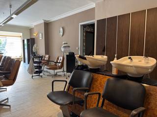 Uitzonderlijk handelspand met woon- en investeringspotentieel op absolute toplocatie in centrum Bonheiden.Een absolute topligging met hoge zichtbaarheid, sterke passage en een blijvende meerwaarde voor investeerders en ondernemers.Het pand biedt een uitstekende commerciële basis op het gelijkvloers, ideaal voor winkel, kantoor of horecazaak, en combineert dit met ruime bovenverdiepingen die zich perfect lenen voor wonen, bijkomende kantoorruimte of een combinatie van beide. Hierdoor is dit eigendom uitermate geschikt voor wie wonen en werken wil verenigen, maar ook voor investeerders die mikken op herbestemming of opsplitsing.Troeven :Hoge zichtbaarheid en commerciële passageGeschikt voor retail, horeca, kantoor of vrij beroepMogelijkheid tot wonen boven de zaakInteressant investerings- en herbestemmingspotentieelAparte toegang voor verdiepingen
