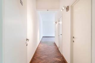 Dit uniek appartement in LOFT-stijl is gelegen tussen de Vismarkt en het wandelgedeelte van de Mechelsestraat en kenmerkt zich door de ruime lichtinval, hoge plafonds en volle parketvloeren. Met een totale oppervlakte van 56 m² is dit appartement ingedeeld met een grote leefruimte van +/- 36 m² (met een ingericht en afsluitbaar keukenmeubel, een ingerichte badkamer en berging. Zeer rustig gelegen en uitgevend op de ruime binnenkoer van het gebouw. Uiterst centrale ligging op enkele meters van de Grote markt, het klein Begijnhof,....<br />Voor meer info of bezoek kan u me bereiken op 0477284876 of vincent@immojanstas.be. Bijkomende info en attesten kan U hieronder downloaden ↓<br />