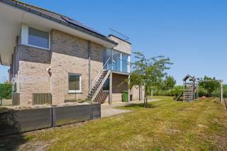 KIJKDAG zaterdag 25/7/26 van 10u tot 12u! (inschrijven via residentievastgoed.be)<br /><br />Energiezuinige woning met 5 slaapkamers en uniek panoramisch zicht te Sint-Joris op 457 m².<br />Bent u op zoek naar een ruime, toekomstbestendige woning op een toplocatie? Deze perfect onderhouden halfopen bebouwing (2006) combineert een zee van ruimte (246 m² bewoonbaar) met een uitzonderlijk panoramisch uitzicht over de velden en het spaarbekken van Sint-Joris. Dankzij het uitstekende EPC-label A geniet u hier van een uiterst laag energieverbruik en maximaal wooncomfort.<br />Op het gelijkvloers vinden we een ruime inkomhal met gastentoilet en berging, praktische wasplaats en inpandige garage. Er zijn ook 2 slaapkamers en een nieuwe badkamer.<br />Op het 1ste verdiep bevindt zich de lichtrijke leefruimte met aansluitend een kwalitatieve keuken die uitgeeft op het terras, verder is hier ook een 3e slaapkamer met ensuite badkamer en apart toilet.<br />Op het 2de verdiep is er de nachthal die toegang biedt tot slaapkamer 4 (met eigen terrasje) en slaapkamer 5.<br />Grootste troeven:<br />Topscores op energie: EPC 97 kWh/m² (Label A - geen renovatieplicht), 15 zonnepanelen, thuisbatterij (5 kW), laadpaal en een regenwaterput van 10.000L.<br />Ruimte voor het hele gezin: 5 slaapkamers en 2 badkamers, slim verdeeld over de verdiepingen.<br />Kortom, een instapklare, hypermoderne gezinswoning op een droomlocatie. Plan snel uw bezoek en laat u betoveren door het uitzicht!<br />"De vermelde prijs is een richtprijs. Elk bod wordt overgemaakt aan de eigenaar, die zich het recht voorbehoudt het bod al dan niet te aanvaarden."<br />De ve
