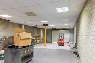 Dit commercieel pand biedt maximale visibiliteit en een uitstekende bereikbaarheid door zijn opvallende ligging aan een druk kruispunt richting Geel, Tessenderlo, Vorst/Laakdal en Meerhout-centrum.<br />Ook via de E313, afrit Geel-Oost, zijn zowel Antwerpen als Limburg vlot bereikbaar.<br />Hierdoor vormt deze locatie een praktische uitvalsbasis voor bedrijven met klanten of activiteiten in een ruime regio.<br />Dankzij de hoekligging en de brede straatgevel springt het pand onmiddellijk in het oog.<br /><br />Het pand is gelegen op een perceel van 589 m² en beschikt over ca. 286 m² gelijkvloerse ruimte, ingericht met onthaal/kantoor, berging, sanitair en een ruime achterliggende magazijn- of opslagruimte met sectionale poort. Aan de zijkant vanhet gebouw zijn verder verschillende parkeermogelijkheden voorzien.<br /><br />Op de eerste verdieping bevindt zich nog ca. 86m² met aparte inkom, bureelruimtes, keuken en badkamer. Daarnaast is er nog een ruime zolderruimte aanwezig.<br /><br />Het gebouw vraagt modernisering, maar biedt dankzij de grote oppervlaktes en uitstekende zichtbaarheid tal van mogelijkheden voor kantoor, showroom, praktijk, handel of een combinatie van kantoor en opslag.<br /><br />Sterke locatie, veel ruimte en maximale visibiliteit voor uw onderneming.<br /><br />Interesse? We nemen graag de tijd om je deze woning ter plaatse te laten ontdekken.<br />📞 014 84 83 69<br />✉️ info@sublimmo.be