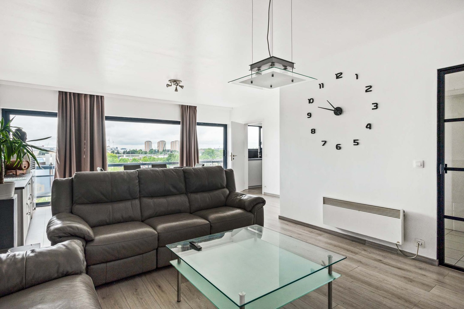 Instapklaar appartement met 2 slaapkamers, terras en autostaanplaats op centrale ligging in Merksem! - foto 4