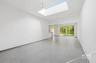 Ontdek deze ruime en lichtrijke nieuwbouwwoning in Residentie Poorterhof te Langemark-Poelkapelle. Met een leefruimte van ca. 40 m², tuin, garage en sterke energieprestaties biedt deze woning een mooie combinatie van ruimte, comfort en toekomstgericht wonen.<br /><br />Op het gelijkvloers bevindt zich een inkomhal met apart toilet, een lichtrijke leefruimte met open ingerichte keuken en kookeiland, een praktische berging/wasplaats en een inpandige garage. Vanuit de leefruimte heeft u rechtstreeks toegang tot het terras en de tuin.<br /><br />De eerste verdieping omvat een ruime slaapkamer met privatief terras, een kinderkamer/bureau/dressing, een badkamer met inloopdouche, ligbad en dubbel lavabomeubel en een apart toilet.<br /><br />Op de tweede verdieping vindt u nog een volwaardige slaapkamer en een tweede badkamer met ligbad.<br /><br />Troeven:<br />* EPC A-label<br />* 3 slaapkamers<br />* 2 badkamers<br />* Garage + overdekte staanplaats<br />* Tuin en terras<br />* Vloerverwarming<br />* Lucht-waterwarmtepomp en zonnepanelen<br />* Regenwaterput van 5.000 liter<br />* Elektriciteit conform en asbestveilig<br /><br />Aankoop mogelijk aan 6% btw i.p.v. 21%, onder voorwaarden<br /><br />Een instapklare nieuwbouwwoning waar licht, ruimte en energiezuinig comfort centraal staan.