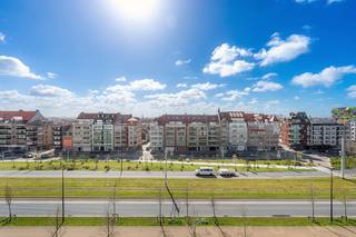 Dit groot (woon)appartement is goed en zonnig gelegen op de Graaf d'Ursellaan te Heist-aan-Zee.<br /><br />Indeling: Grote inkomhall met vestiaire, gastentoilet, ruime lichtrijke leefruimte met open zichten, zuidgericht terras vooraan, volledig ingerichte nieuwe keuken, bergkast met ruimte voor wasmachine en droogkast, twee ruime slaapkamers met inbouwkasten, badkamer met inloopdouche, toilet en lavabo, terras achteraan met bergkast.<br /><br />Volledig vernieuwd met oog voor smaak en detail, elektriciteit conform gekeurd, zeer energiezuinig label A met nieuwe  energiezuinige verwarmingsketel.<br />Privatieve kelderberging en fietsenberging aanwezig.<br /><br />Het perfecte tweede verblijf of woonappartement op enkele passen van de zeedijk.<br /><br />Info en bezoek bel Andries De Leyn 0472 53 66 09