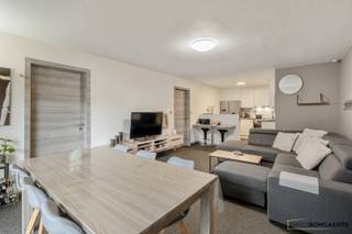 Dit gemeubeld appartement (eerste verdieping) is gelegen langs de Dorpsstraat in As met alle basisvoorzieningen binnen handbereik. <br /><br />INDELING: Inkomhal, woonkamer met open keuken, twee slaapkamers en badkamer. <br /><br />Door de aanwezigheid van een kelderberging is er aan opslagruimte geen gebrek en de wagen kan u parkeren aan de achterzijde van het gebouw. <br /><br />Totale huurprijs: 830 EUR huur + 70 EUR gemeenschappelijke kosten