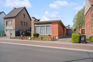 <p>Deze karakteristieke open bebouwing in bungalowstijl uit 1968 biedt een unieke kans voor wie op zoek is naar ruimte, karakter en potentieel. <br /><br />De woning valt meteen op door haar kenmerkende daklijn en de overvloedige lichtinval, die zorgt voor een aangename en open sfeer.</p><p>Hoewel de woning een grondige renovatie vereist, schuilt hierin net haar grootste troef: de mogelijkheid om ze volledig naar eigen smaak en hedendaagse normen te transformeren. Dankzij de solide basis en het doordachte ontwerp zijn de mogelijkheden hier eindeloos.</p><p>Gelegen op een ruim perceel geniet u van een prachtige, groene tuin met landelijk uitzicht. Tegelijk bevindt u zich op een uiterst centrale locatie, vlakbij het centrum van Sint-Niklaas, met alle voorzieningen binnen handbereik.</p><p>De vlotte verbinding naar de E17 maakt deze woning bovendien bijzonder interessant voor pendelaars.</p><p>Kortom, een eigendom met karakter en potentieel, ideaal voor wie droomt van een renovatieproject op een topligging.</p>