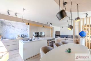 Debaco Immobiliën presenteert dit uitzonderlijk appartement waar ruimte, luxe en verfijning naadloos samenvloeien. Met een bewoonbare oppervlakte van circa 220 m², drie royale terrassen en een hoogwaardige afwerking tot in de kleinste details, biedt deze exclusieve residentie een unieke woonervaring op een uitstekende locatie, vlakbij het bruisende centrum van Leuven. <br /><br />Van zodra u het appartement betreedt, wordt u ondergedompeld in een gevoel van elegantie, luxe en exclusiviteit! <br /><br />De indrukwekkende leefruimte, afgewerkt met een warme parketvloer en een stijlvolle gashaard, vormt het kloppende hart van het appartement. Aansluitend bevindt zich de luxueuze open keuken, volledig uitgerust met kwalitatieve en hedendaagse toestellen en afgewerkt met oog voor detail. De ruime eetplaats vormt de ideale setting voor gezellige diners en stijlvolle ontvangsten en maakt het geheel compleet. <br /><br />Vanuit de leefruimte bereikt u het eerste royale terras, waar u in alle rust kunt genieten van een exclusieve buitenbeleving. Hier is voldoende ruimte voorzien voor zowel een stijlvolle lounge als een volwaardige buiteneetkamer. <br /><br />Het appartement beschikt over zes volwaardige slaapkamers, die stuk voor stuk een aangename rust uitstralen en afgewerkt zijn met kwalitatieve vast tapijtbekleding. <br /><br />De absolute blikvanger is de mastersuite. Deze ruimte beschikt over een elegant bureaugedeelte, een royale dressing en een luxueuze ensuite badkamer met een ruime inloopdouche, een dubbel lavabomeubel en een afzonderlijk toilet. Vanuit de mastersuite geniet u bovendien van een rechtstreekse toegang tot twee bijkomende terrassen, waardoor u op elk moment van de dag kunt genieten van zon, rust en privacy. <br /><br />De nachthal biedt vervolgens toegang tot een praktische wasberging, twee afzonderlijke gastentoiletten en twee badkamers. <br /><br />Bij dit appartement horen ook drie privatieve autostaanplaatsen in de ondergrondse parkeergarage en twee ruime kelderbergingen. Het appartement is comfortabel bereikbaar via de lift. <br /><br />Troeven: <br />+ Exclusief high-end appartement<br />+ Hoogwaardige en luxueuze afwerking<br />+ Royale leefruimte met luxueuze keuken<br />+ 6 slaapkamers <br />+ Mastersuite met dressing en ensuite badkamer <br />+ 3 ruime terrassen <br />+ 3 privatieve ondergrondse staanplaatsen <br />+ EPC label A - EK conform <br />+ Uitstekende locatie te Leuven<br /><br />Hebt u interesse in dit exclusief appartement te Leuven? <br />Contacteer ons via info@debaco.be of bel ons op 014/73.77.77 voor een bezoek ter plaatse!