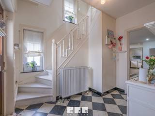 <strong>VRIJSTAANDE KARAKTERVOLLE WONING IN HET CENTRUM VAN NEEROETEREN.</strong><br /><br /><strong>TROEVEN</strong><br />- <span>Gelegen in het centrum van Neeroeteren met alle belangrijke voorzieningen in de buurt.<br />- Ruime woning met 5 slaapkamers. <br />- Nieuw dak geplaatst in 2024.<br /></span>- Energielabel D (geen renovatieverplichting).<br />- Elektrische rolluiken.<br />- Gedane renovaties: vraag hierachter tijdens uw bezoek!<br />- Inpandige garage. <br />- Ruim perceel met een leuke tuin met vrij zicht naar achteren.<br /><br /><strong>KELDERVERDIEPING</strong><br />- Kelderruimte (3,55m x 3,45m = 12,25m²).<br />- Inpandige garage (8,05m x 3,45m = 27,77m²).<br />- Kelderruimte (4m x 4,20m = 16,80m²).<br />- Kelderruimte (3,15m x 2,70m = 8,51m²).<br /><br /><strong>GELIJKVLOERS</strong><br />- Inkomhal (3,25m x 3,75m = 12,19m²).<br />- Woonkamer (8,05m x 3,50m = 28,18m²).<br />- Keuken (4m x 2,80m = 11,20m²).<br />- Eetkamer (4m x 4,25m = 17,00m²).<br />- Toilet (1,50m x 0,90m = 1,35m²).<br />- Sas (2,21m x 0,90m = 1,99m²).<br /><br /><strong>VERDIEPING +01</strong><br />- Overloop (1m x 3,25m = 3,25m²).<br />- Badkamer (4,50m x 1,58m + 0,80m x 1m = 7,91m²).<br />- Slaapkamer 1 (3,10m x 2,32m = 7,19m²).<br />- Slaapkamer 2 (3,20m x 4m = 12,80m²).<br />- Slaapkamer 3 (3,75m x 3,50m = 13,13m²).<br /><br /><strong>VERDIEPING +02</strong><br />- Overloop (4m x 1,64m = 6,56m²).<br />- Slaapkamer 4 (2,40m x 4m = 9,60m²).<br />- Slaapkamer 5 (2,80m x 6m = 16,80m²).<br /><br /><strong>EXTERIEUR</strong><br />- 3 Parkeerplaatsen aan voorzijde.<br />- Tuin. <br />- Terras.<br /><br />Bekijkt u deze advertentie via een aanverwante vastgoedsite, surf dan zeker naar onze website www.N78vastgoed.be voor een uitgebreide beschrijving en foto's. Meer info: +32 (0)89 86 18 88 of info@N78vastgoed.be.