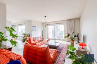 ZIE BEZOEKMOMENT op de site www.makelaarshuys.be : Dit ruim en instapklaar appartement opgeleverd in 2013 is gelegen in de mooie residentie SERVAES. Het appartement bevindt zich op het 6de verdiep links (zicht op het gebouw) en kijkt uit over het groene Gent/Drongen langs de voorzijde en het stadscentrum langs de achterzijde. Binnen is dit appartement voorzien van een gezellige en lichtrijke iving (parket) met zithoek en eetplaats. Deze living gaat over in de volledig geinstalleerde keuken met alle toestellen. Door de keuken heen komen we in een privéhall met afzondelijk toilet, berging en verder 1ste ruime slaapkamer. Deze kamer heeft ook de toegang tot de badkamer met ligbad, dubbele lavabo en inloopdouche. De 2 de kamer heeft ook een rechtstreekse toegang tot deze zelfde badkamer. Deze huidige badkamer is opsplitsbaar via een glazen wand waardoor op zich elke kamer een badkamer kan hebben. Dit appartement is voorzien van een terras, een ruime kelder B7-8 en een ondergrondse staanplaats P1 die te bereiken is via de autolift. Er is tevens een gemeenschappelijke fietsenberging. Het Epc is uiteraard gunstig, De elektriciteit is conform. <br />Interesse in dit toch wel mooi appartement? mail op alain@makelaarshuys.be of bel op 0468254891