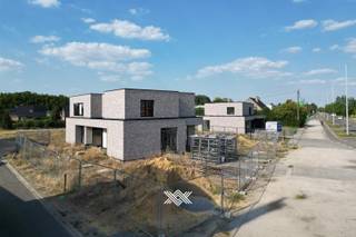 Deze casco nieuwbouwwoning met 3 slaapkamers en een bewoonbare oppervlakte van 187 m² is gelegen op een perceel van 336 m² langs de Torrestraat in Machelen, een deelgemeente van Zulte. Deze gemeente is centraal gelegen tussen Deinze en Kortrijk en staat bekend om zijn mooie natuur en uitgestrekte fiets- en wandelroutes langs het water, waardoor het erg geliefd is bij fietsers, wandelaars en natuurliefhebbers. Daarnaast biedt de regio een mooi aanbod aan horeca, diverse supermarkten, detailhandel, sportfaciliteiten,...<br /><br />De woning wordt casco verkocht, wat betekent dat u de volledige afwerking zelf kunt kiezen – volledig volgens uw eigen smaak, stijl en tempo.<br /><br />Liever instapklaar? Er is de mogelijkheid om de woning afgewerkt aan te kopen, met materialen en afwerking volgens het lastenboek van de ontwikkelaar.<br /><br />Verlaagd BTW-tarief van 6% mogelijk op de volledige constructiewaarde. <br /><br />Benieuwd naar één van deze lichtrijke en kwalitatieve nieuwbouwwoningen? Maak dan snel een vrijblijvende afspraak via guillian@landbergh.be of 09 278 78 79