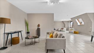 Dit uitzonderlijk ruime appartement op de tweede verdieping met lift en 245 m² bewoonbare oppervlakte is centraal gelegen in Mortsel, op...