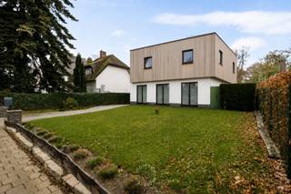 Op zoek naar ruimte, comfort én een centrale ligging? Deze vrijstaande woning in Kapellen heeft het allemaal en meer. Gelegen op een uitstekende locatie vlakbij winkels, scholen en openbaar vervoer, woont u hier rustig én toch overal dichtbij.<br /><br />Via de ruime inkomhal komt u binnen in een lichtrijke leefruimte waar het meteen aangenaam vertoeven is. De aansluitende keuken biedt tal van mogelijkheden om volledig naar eigen smaak te moderniseren en in te richten.<br /><br />Met maar liefst vijf volwaardige slaapkamers is deze woning ideaal voor grote gezinnen, thuiswerkers of wie gewoon graag extra ruimte heeft. Extra troef: dankzij de doordachte indeling met twee slaapkamers en een badkamer op het gelijkvloers, is levenslang wonen hier perfect mogelijk.<br /><br />De aanwezigheid van twee badkamers zorgt bovendien voor extra comfort en vlot dagelijks gebruik.<br /><br />Verder beschikt de woning over een praktische kelder, ideaal voor stockage.<br /><br />Buiten vindt u een aparte dubbele garage en voldoende parkeermogelijkheden. De tuin vormt de perfecte plek om te ontspannen en te genieten van rust en privacy.<br /><br />De woning is momenteel verhuurd, wat dit ook interessant maakt als investering.<br /><br />Kortom: een ruime, veelzijdige woning met enorm veel potentieel op een topligging in Kapellen.<br /><br />Interesse? Contacteer ons snel en ontdek zelf de mogelijkheden!