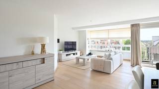 Mooi ruim ongemeubeld appartement gelegen langs de Kustlaan, met mooi zicht over de villa'tjes in het Zoute. <br />Het appartement bestaat uit een inkomhall , toilet. Ruime berging. Zonnige en ruime woonkamer met terras. Volledig ingerichte keuken voorzien van alle comfort. 1 slaapkamer met aanpalende badkamer, 1 slaapkamer met douchekamer. Privatieve kelder in het gebouw.<br />syndicus kosten €50 per maand.<br />Mogelijkheid tot huren van garagebox in de omgeving.