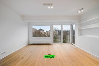 Gelegen aan het pittoreske Prinses Clementinaplein, treffen we dit twee slaapkamerappartement aan. U bevindt zich hier in een uiterst gezellige groene zone, die strategisch gelegen is tussen het centrum en het strand. Via de prachtige Koninginnelaan bereikt u het strand, het Maria Hendrikapark, maar evenzeer al de nodige winkels, de tennis &amp; padelclub, enzovoort.<br /><br />Het appartement werd recent volledig gerenoveerd met oog voor detail. Zo werd elke ruimte optimaal benut en is er met hoogwaardige materialen gewerkt. <br /><br />De ruime leefruimte geniet een fraai uitzicht over het omliggende groen. Er is plaats voor een eet-en leefhoek, met aansluitend de open keuken. Hier heeft u moderne apparatuur alsook een prachtig kookeiland. De stijlvolle maatkasten zorgen voor de finishing touch. <br /><br />Achterin zijn er twee volwaardige slaapkamers alsook de badkamer. Hier heeft u een lavabo, grote inloopdouche en handige handdoekradiator. <br /><br />Bent u op zoek naar een prachtig afgewerkt appartement middenin een groene omgeving op een boogscheut van het centrum en het strand? Aarzel dan niet en neem contact op voor meer info of een afspraak! <br /><br />