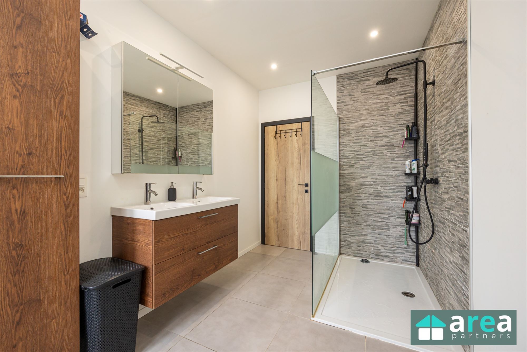 Ruime gerenoveerde woning met tuin! - foto 4