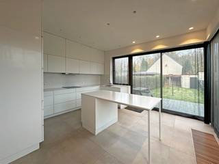 Op de Hippolyte Meeusstraat 31, nabij centrum Wijnegem, bevindt zich dit aangenaam, ruim en volledig gerenoveerd huis met terras en tuin .U komt...