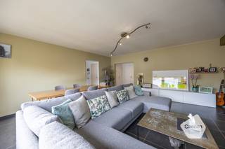 <ul>
<li>Dit <strong>ruim en instapklaar appartement</strong> is gelegen in de Romestraat te Oostende.</li>
<li>Een rustige straat maar op slechts enkele minuten stappen van het commercieel <strong>centrum</strong>, Leopold park, Maria-Hendrikapark, <strong>zeedijk</strong>, casino, ...</li>
<li>Het appartement is gelegen op de <strong>derde verdieping.</strong></li>
<li>De indeling is als volgt: inkom, leefruimte met half open keuken, <strong>drie slaapkamers</strong>, drie bergingen, badkamer, toilet, terras achteraan en kelderberging.</li>
<li>Bijkomend dient een overdekte <strong>autostaanplaats</strong> aangekocht te worden: €20.000,-</li>
<li>Technische kenmerken: <strong>gunstige EPC score</strong> en asbest vrij attest.</li>
<li>De residentie is in een zeer goede staat en beschikt tevens over een gemeenschappelijke <strong>fietsenberging</strong>.</li>
</ul>