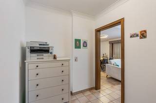 Instapklaar 2-slaapkamerappartement met terras en grote garage in centrum Herent<br /><br />Dit <strong><span>perfect onderhouden</span></strong> en <strong><span>volledig instapklare</span></strong> appartement aan de Notelarenweg 70 is gelegen in een piekfijne en zeer goed onderhouden residentie in het centrum van Herent.<br />Het appartement beschikt over <span>twee volwaardige slaapkamers,</span> een aangename en <span>zeer ruime leefruimte met uitgeruste keuken</span> en een terras. Extra troeven zijn de garage en de grote privatieve kelder waardoor er bijzonder veel parkeer- en bergruimte aanwezig is.<br />Een verzorgd en instapklaar appartement op een centrale ligging, met winkels, openbaar vervoer en andere voorzieningen vlakbij. Ook Leuven is uiteraard vlot bereikbaar.<br />Troeven: piekfijne residentie • perfect onderhouden • instapklaar • 2 slaapkamers • terras • grote garage • ruime kelder • centrum Herent<br /><br />Boek een <strong>bezoekmoment</strong> met Philippe in via onze website