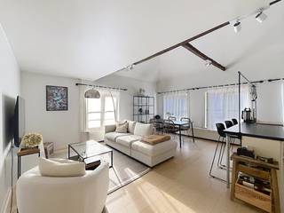 Op zoek naar comfort in het centrum? Dit ruime appartement ligt vlak naast ’t Zand. Je vindt er een royale leefruimte met een gezellige open keuken, 2 slaapkamers en 2 badkamers. Perfect voor wie houdt van luxe, ruimte en de bruisende binnenstad op wandelafstand.Indeling: 2°V.: inkom met afzonderlijk toilet - woonkamer (33m²) in parket - open keuken voorzien van vaatwas, kookplaat en dampkap, oven, spoelbak en aansluiting wasmachine - slaapkamer 1 (15,5m²) met aansluitend badkamer (6m²) voorzien van ligbad en lavabo. 3°V.: overloop - slaapkamer 2 (14,5m²) - badkamer (5m²) voorzien van inloopdouche, toilet en lavabo.Algemeen: - Huurprijs: € 950,00/maand - Forfait gemeenschappelijke kosten: € 30,00/maand- Beschikbaar vanaf: 01/08/2026- parking ´t Zand dichtbij De snelste manier om een bezoek te brengen aan dit pand? Vraag je bezoek aan via de roze knop op onze website (www.dewaele.com) en je wordt gecontacteerd door onze verhuurexpert Broes.Telefonisch kunnen er geen afspraken gemaakt worden. Bij andere vragen kun je ons telefonisch contacteren via 050 444 999.