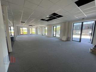 Kwalitatief en lichtrijk kantoor van 440 m² met 137 m² opslagruimte te huur op een uitstekende locatie nabij de R0 in Wemmel.Deze instapklare...