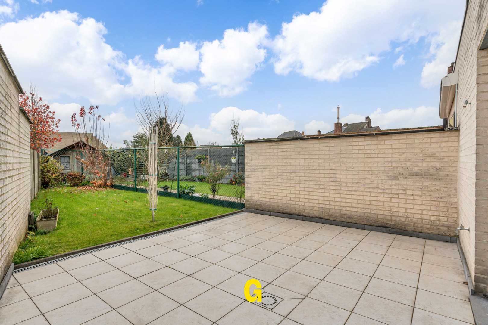 Degelijke instapklare rijwoning met drie slaapkamers, inpandige garage en tuin met terras vlakbij het centrum van Bilzen - foto 2