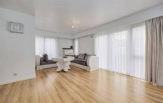 <p><span>Vergund betonnen appartementsgebouw</span><span> bestaande uit </span><span>3 verhuurde appartementen </span><span>(met elk 2 slk) + </span><span>1 garagebox</span><span> in Deurne! </span></p><p><span> </span></p><p><span>Ontdek deze unieke kans in een kleinschalig gebouw met minimale gemeenschappelijke kosten!</span></p><p><span> </span></p><p><span>Ligging</span></p><p><span> </span></p><p><span>Dit opbrengsteigendom is gelegen in een rustige straat in Deurne. Vlakbij invalswegen, winkels, scholen, ontspanning, openbaar vervoer,...</span></p><p><span> </span></p><p><span>Indeling gelijkvloers (96 m² cfr EPC)</span></p><p><span> </span></p><p><span>- inkomhal met ingemaakte kasten</span></p><p><span>- woonkamer en eetkamer </span></p><p><span>- ingerichte keuken </span></p><p><span>- slaapkamer 1 </span></p><p><span>- slaapkamer 2</span></p><p><span>- berging </span></p><p><span>- badkamer met ligbad, lavabo en toilet</span></p><p><span>- leuke </span><span>tuin </span><span>van ca 40 m²</span></p><p><span>- ruime </span><span>garagebox </span><span>met oprit</span></p><p><span> </span></p><p><span>Indeling 1ste en 2de verdieping (97 m² cfr EPC)</span></p><p><span> </span></p><p><span>- inkomhal met ingemaakte kasten</span></p><p><span>- woonkamer en eetkamer </span></p><p><span>- gesloten ingerichte keuken</span></p><p><span>- slaapkamer 1 </span></p><p><span>- slaapkamer 2</span></p><p><span>- leuk </span><span>terras </span></p><p><span>- berging</span></p><p><span>- badkamer met douche, lavabo en toilet</span></p><p><span> </span></p><p><span>Bijzonderheden</span></p><p><span> </span></p><p><span>- nieuw dak (2014)</span></p><p><span>- nieuwe CV ketel (2024), collectief met caloribelmeters</span></p><p><span>- spouwmuren geïsoleerd (2016)</span></p><p><span>- aluminium ramen met dubbele beglazing</span></p><p><span>- gunstige EPC attesten (C, B en B)</span></p><p><span> </span></p><p><span>Totale huurinkomsten : 2.700 per maand.</span></p><p><span> </span></p><p><span>Ben jij geïnteresseerd in dit opbrengsteigendom in Deurne, ben je op zoek naar ander vastgoed, een investering of wens je de waarde van jouw eigendom te kennen? Dan ben je bij BOLT immo aan het juiste adres! Wij helpen jou graag verder.</span></p><p><span> </span></p><p><span> </span></p><p><span> </span></p><p><span> </span></p>