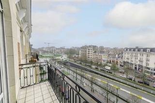 Tussen het Jubelpark en het Montgomeryplein, op de bovenste verdieping van een prachtig luxueus gebouw in Art-Deco stijl (1927), combineert...