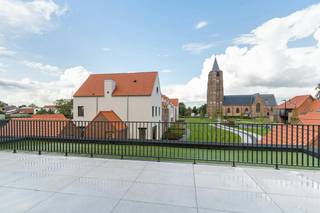 Appartement neuf, prêt à emménager, vendu avec droits de vente (sans TVA). Avec une surface habitable généreuse de 234 m², cet appartement est spacieux et supérieur à la moyenne. Outre les espaces intérieurs généreux, cet appartement dispose d'une grande terrasse directement adjacente, conçue pour assurer une transition en douceur entre le salon et l'environnement extérieur, tout en préservant l'intimité.<br /><br />L'appartement s'étend sur 2 étages, chacun étant accessible par des escaliers ou un ascenseur privé.<br />Au premier étage, il y a un hall d'entrée avec placards intégrés, des rangements, des toilettes invités, une cuisine moderne avec de grandes fenêtres et un contact direct avec la terrasse, une buanderie/buanderie avec placards intégrés, un grand espace de vie lumineux, un espace bureau pouvant éventuellement être séparé au moyen de portes coulissantes en acier avec verre. Une chambre spacieuse avec placards intégrés, reliée par une porte coulissante à une salle de bain luxueusement meublée avec douche à l'italienne, toilettes et double vasque. Au 2ème étage, nous avons un couloir de nuit, un débarras, une salle de bain équipée, 2 chambres et une grande salle polyvalente, éventuellement utilisée comme 4ème chambre. <br /><br />Au sous-sol, cet appartement dispose de 2 grandes places de parking isolées et d'un grand débarras au sous-sol.<br /><br />L'emplacement sur la Hof ten Bergestraat se caractérise par un équilibre entre histoire, calme et accessibilité : <br />- Centre historique du village : La résidence est située à l'ombre de l'église historique Saint-Michel et du centre du village de Weelde. La destination urbaine est considérée comme une zone résidentielle ayant une valeur culturelle, historique et/ou esthétique. <br />- Calme et interdit aux voitures : La rue et les environs immédiats sont très calmes et ont un caractère de village interdit aux voitures, ce qui en fait un cadre de vie agréable. <br />- Accessibilité : Malgré son emplacement calme, il bénéficie d'un emplacement central par rapport aux routes menant à Turnhout et à Tilburg (Pays-Bas). Les écoles, les magasins locaux, les transports en commun et d'autres installations du village sont accessibles à pied ou à vélo. À 150 mètres de cet appartement, vous trouverez un grand parking public avec une infrastructure de recharge et une voiture partagée. <br /><br />Le bien est proposé selon la formule Pre-sale. Du 18/11/2026 14:00 au 21/11/2026 12:00, vous pouvez visiter l'appartement sur rendez-vous et faire une offre. Le prix affiché est un prix indicatif. Pour plus d'informations, veuillez contacter le responsable du dossier.<br /><br />Registre des mesures: non