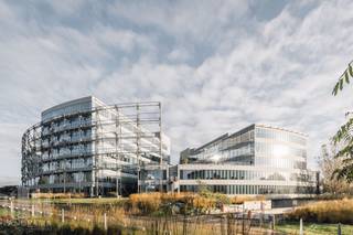 Kwalitatieve <strong>kantoren van 707 m² te huur</strong>. Ook andere oppervlaktes mogelijk van <strong>420 m² tot 2.187 m²</strong>. De kantoren maken deel uit van Airport Plaza Campus, een bedrijvenpark met een uitzonderlijke ligging die aan de hoogste internationale normen voldoet.<br /><br />Het bestaat uit vijf onafhankelijke kantoorgebouwen met eigen ontvangsthal en een centraal knooppunt dat toegang biedt tot de kantoorgebouwen en tot de verschillende diensten zoals gedeelde vergaderzalen, lounge, winkel, persoonlijke conciërgedienst, wasserette, restaurants, ... <br /><br />De twee ondergrondse parkeerlagen zijn gemeenschappelijk voor de vijf gebouwen; met een totaal van 689 binnen- en 67 parkeerplaatsen buiten. Elk gebouw beschikt over een terras van 200 m² voor privégebruik. Het flexibele, functionele en gezellige complex heeft een uitzonderlijke ligging vlakbij de internationale luchthaven van Zaventem. <br /><br />Contacteer <strong>PANORAMA B2B</strong> voor bijkomende inlichtingen, plannen of een vrijblijvend bezoek <strong>0477 09 00 09</strong>