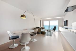 Subliem appartement tussen het Albertplein en de Wandeldijk te Knokke-Zoute.<br />Een slaapkamer met dubbel opklapbed en annex een slaapkamertje met stapelbed. Douchekamer. <br />De living is mooi strak en lichtrijk dankzij het groot vensterraam met terras. <br />Keuken is praktisch en heel mooi afgewerkt. <br />Privatieve kelder in de benedenverdieping!<br /><br />Mogelijkheid tot aankoop van een staanplaats IN de residentie voor een niet al te hoge wagen aan 55.000€ <br /><br />Voor meer informatie of een bezoek ter plaatse, gelieve contact op te nemen met Tine Vandenberghe: T: 0497 53 45 29 of info@Tine.immo <br /> 