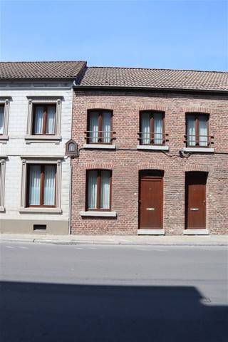 Klein maar knus en gezellig huisje met terras en aansluitend bergruimte voor vuilzak/fiets. Binnen is er eerst de inkomhal met handige inbouwkast...
