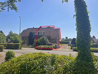 Deze te renoveren halfvrijstaande woning is een ideaal project voor wie zelf erg handig is en zich dit praktisch ingedeelde huis kan omtoveren tot een gezellige gezinswoning. De indeling met drie slaapkamers, kelder en een vrijstaande garage is de ideale basis voor een mooie thuis!<br /><br />=> Ligging<br />Gelegen aan de Pater Coninxlaan woon je in een rustige en aangename woonomgeving, op korte afstand van het bruisende centrum van Bree. Winkels, scholen, horeca, sport- en recreatiefaciliteiten bevinden zich vlakbij. Dankzij de vlotte verbinding naar de omliggende gemeenten geniet je hier van een ideale combinatie van rustig wonen en een uitstekende bereikbaarheid.<br /><br />=> Gelijkvloers:<br />- Inkomhal met trap naar verdieping<br />- Woonkamer<br />- Keuken<br />- Toilet<br />- Berging<br />- Badkamer/wasplaats<br /><br />=> Verdieping<br />- Overloop<br />- Drie slaapkamers<br />- Berging/zolderkamertje<br /><br />=> Kelder<br />- Voorraadruimte