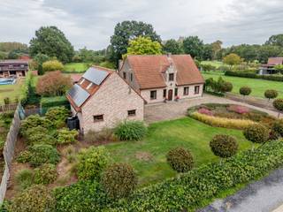 <p>Prachtige klassieke villa op een ruim perceel van 40a95ca.<br /><br />Bent u op zoek naar een klassieke villa met oprijlaan op een ruim perceel van 40a95ca met 50m straatbreedte? Dan is dit pareltje misschien wel iets voor u.<br /><br />Indeling gelijkvloers: inkomhal, zitplaats, eetplaats, keuken, berging, wasplaats en bureau (nu dressing)<br />Indeling verdieping: 3 slaapkamers en badkamer<br /><br />Verder is de villa voorzien van dubbele garage met op het verdiep een studio met aparte toegang. Achteraan de woning een ruim overdekt terras met zicht op het zwembad en de rest van de tuin. Ook is er nog een extra bijgebouw voorzien.<br /><br />Met zonnepanelen en een batterij is het geheel compleet!<br /><br />Qua ligging zitten we hier op de Stippelberg in Westerlo. Met een vlotte centrale verbinding naar de omliggende gemeenten. Alsook de vele fiets- en wandelpaden in de omgeving zijn hier zeker het vernoemen waard.<br /><br />Bent u geïnteresseerd en wenst u een bezoek? Bel ons op het nummer 014 58 02 08.</p>